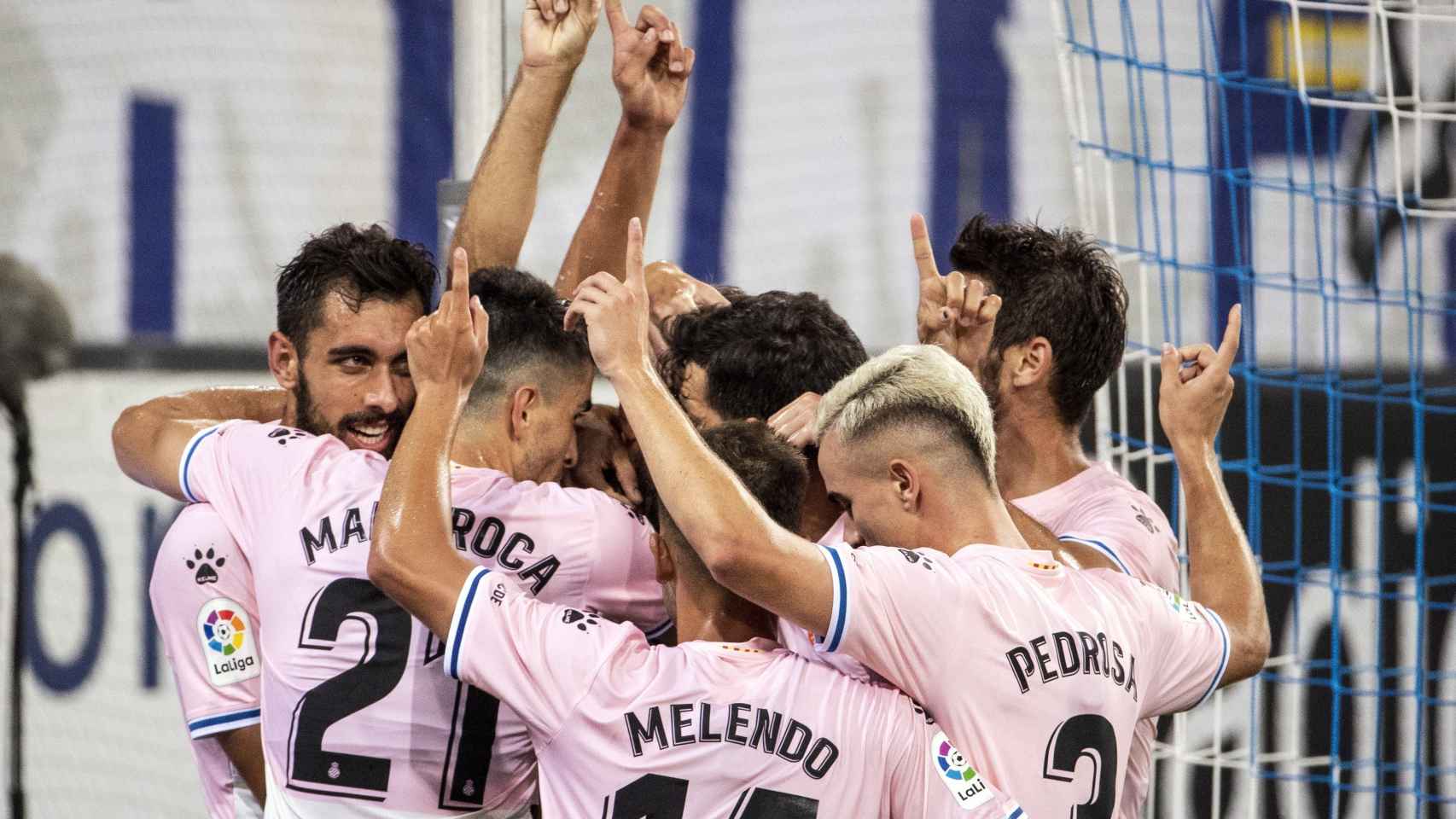 Los jugadores del Espanyol se abrazan en piña para celebrar un gol contra el Luzern