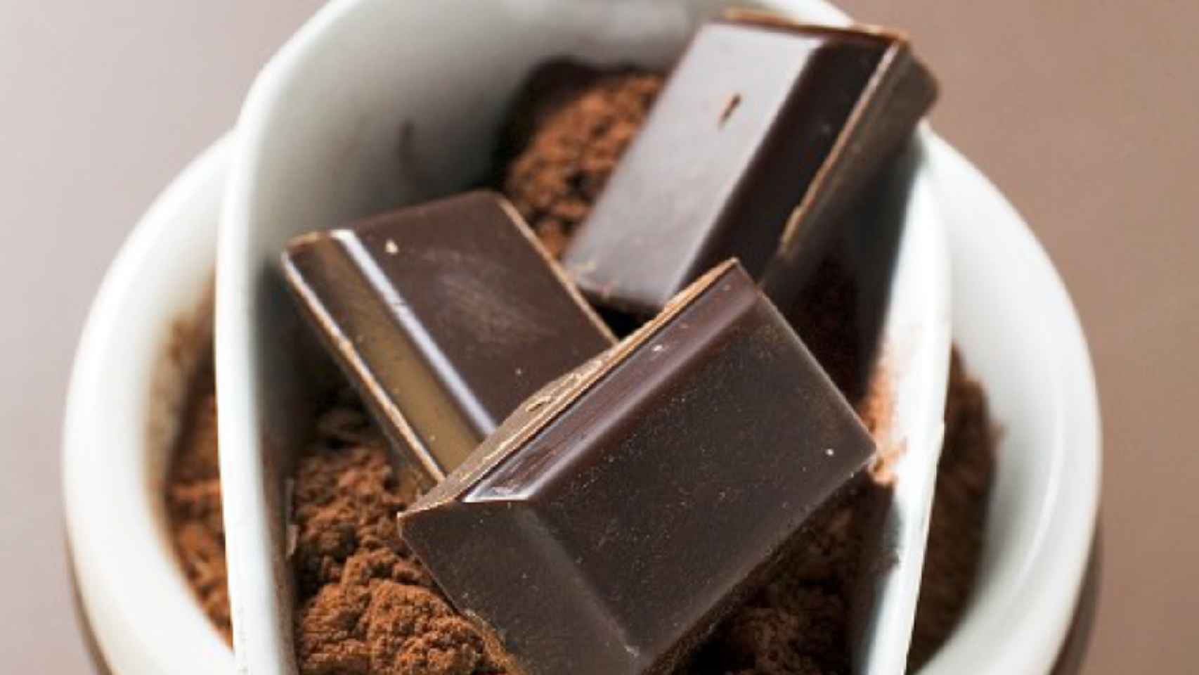 El chocolate con un alto contenido en cacao tiene beneficios sobre la salud cardiovascular.