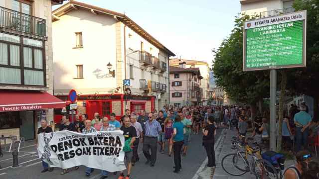 Manifestación en las fiestas de Etxarri Aranatz, Presos a casa, organizada por la asociación Sare.