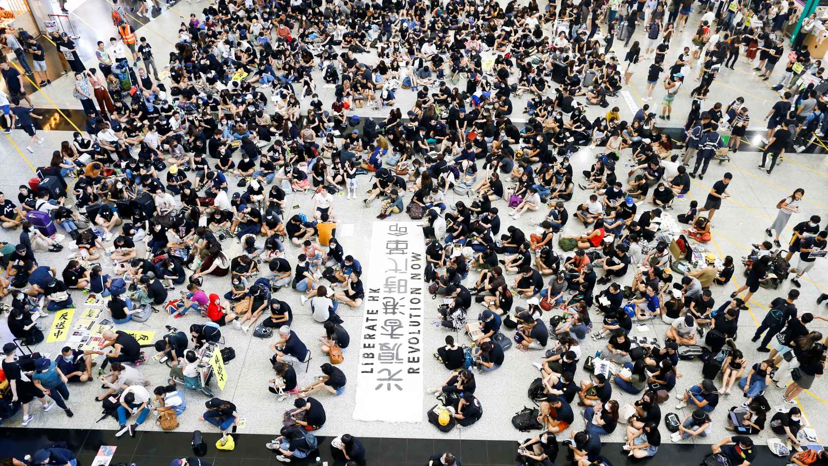 Los activistas en un vestíbulo del Aeropuerto Internacional de Hong Kong