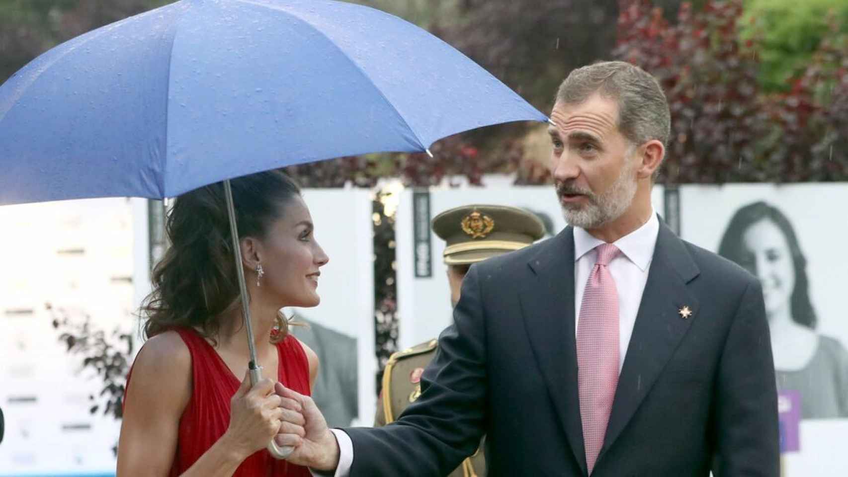 Letizia sosteniendo el paraguas mientras Felipe se mojaba