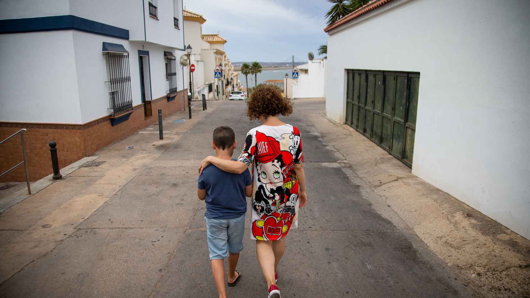 Pilar y su hijo Yoel por las calles de Ayamonte (Huelva).