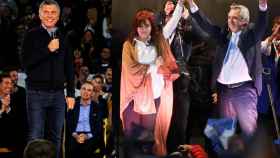 Mauricio Macri (izquierda) y Cristina Kirchner junto a Alberto Fernández (derecha) en actos de campaña.