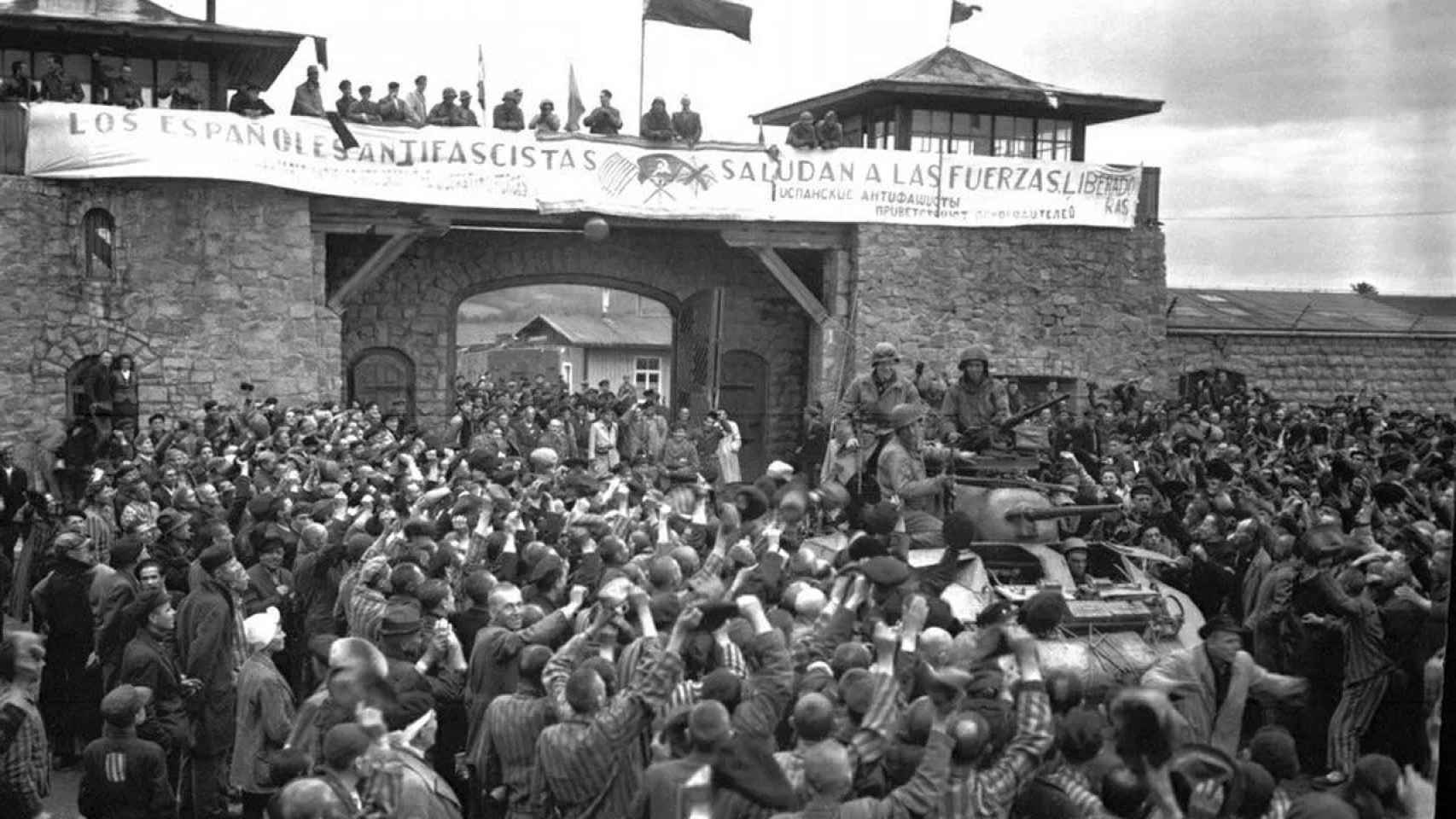 Imagen de los prisioneros de Mauthausen recibiendo a las tropas estadounidenses.