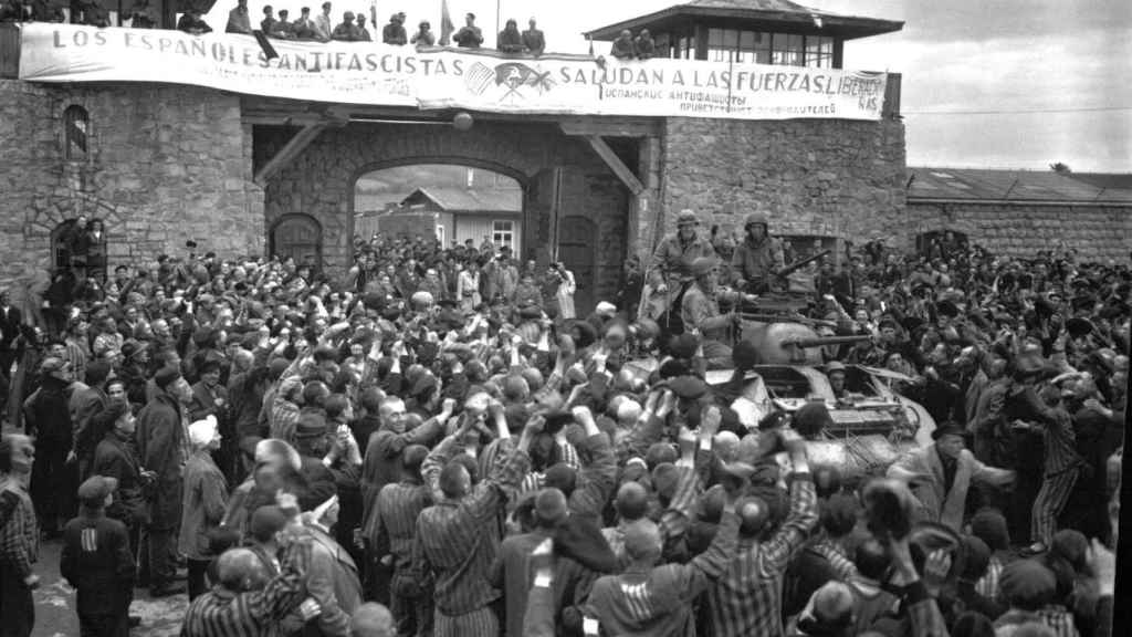 Prisioneros españoles de Mauthausen saludan a la 11ª División Acorazada de los EE UU.