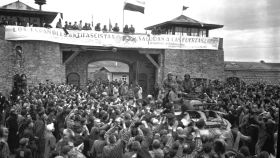 Prisioneros españoles de Mauthausen saludan a la 11ª División Acorazada de los EE UU.