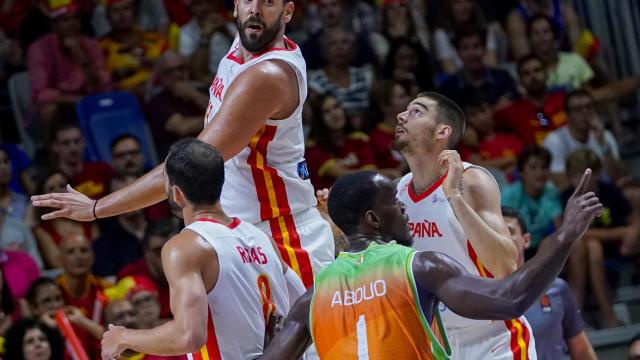 Marc Gasol realiza un mate con la Selección