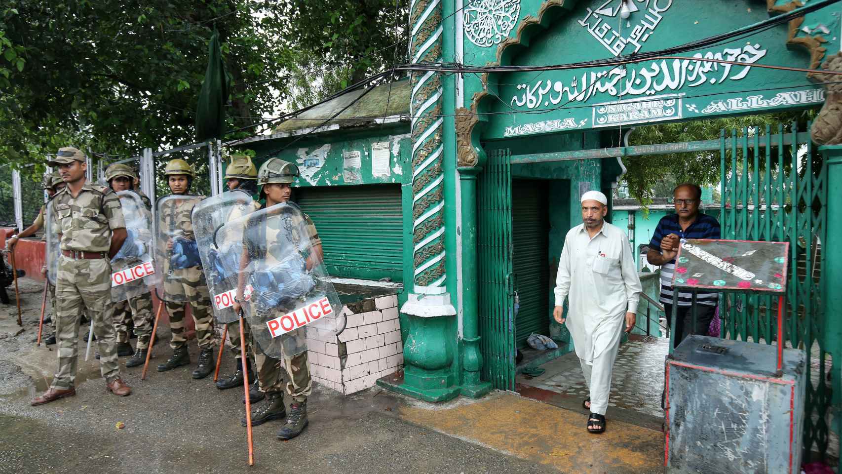 Fuerzas de seguridad indias a las puertas de una mezquita en la Cachemira india.