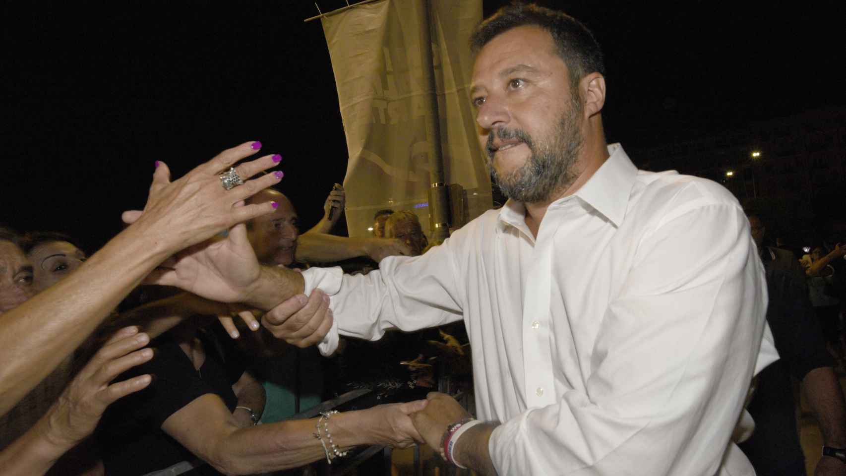 Matteo Salvini saluda a sus seguidores en Pescara.
