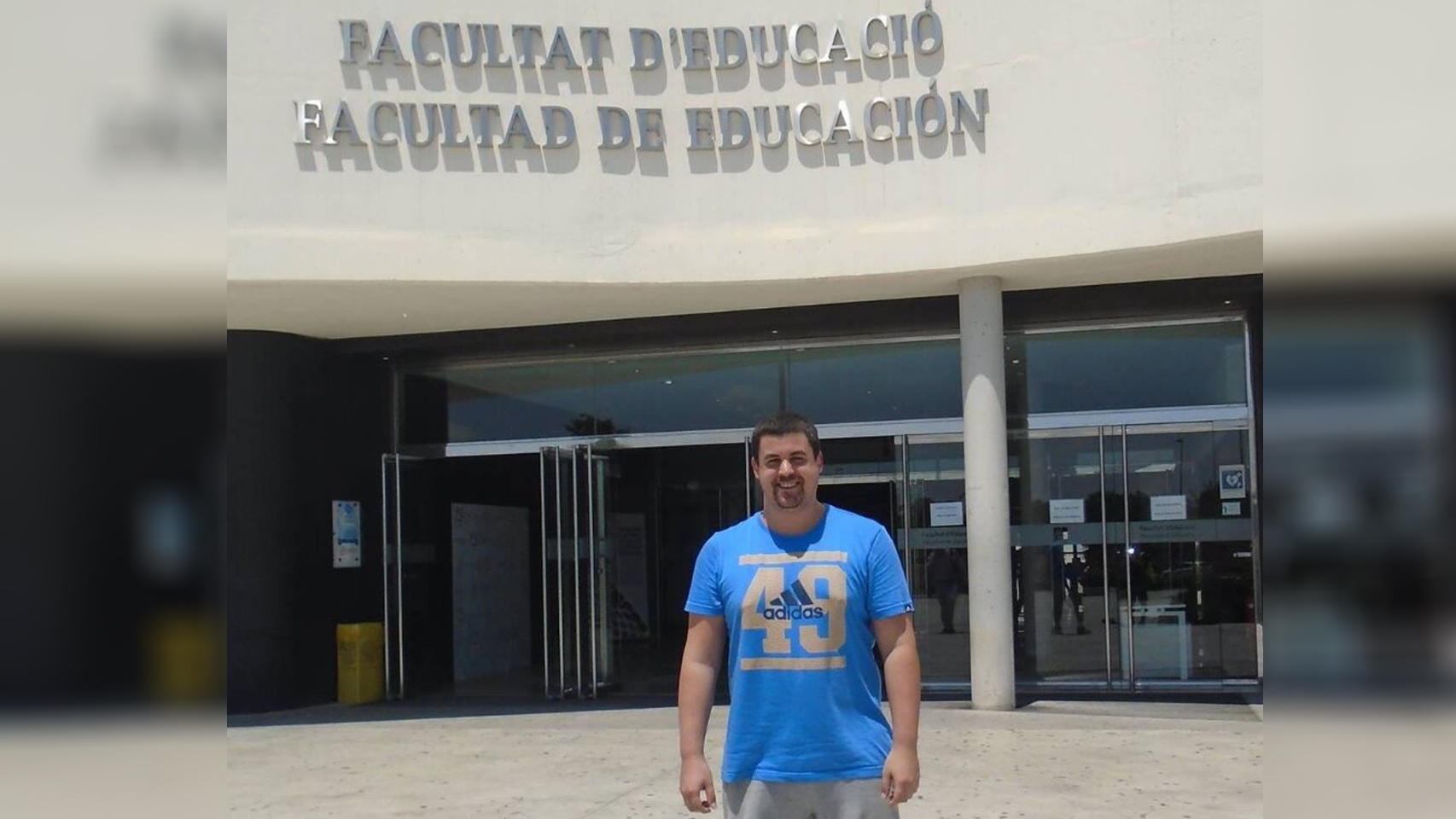 El fallecido Miguel Ángel en la entrada de la Facultad de Educación, en Alicante.