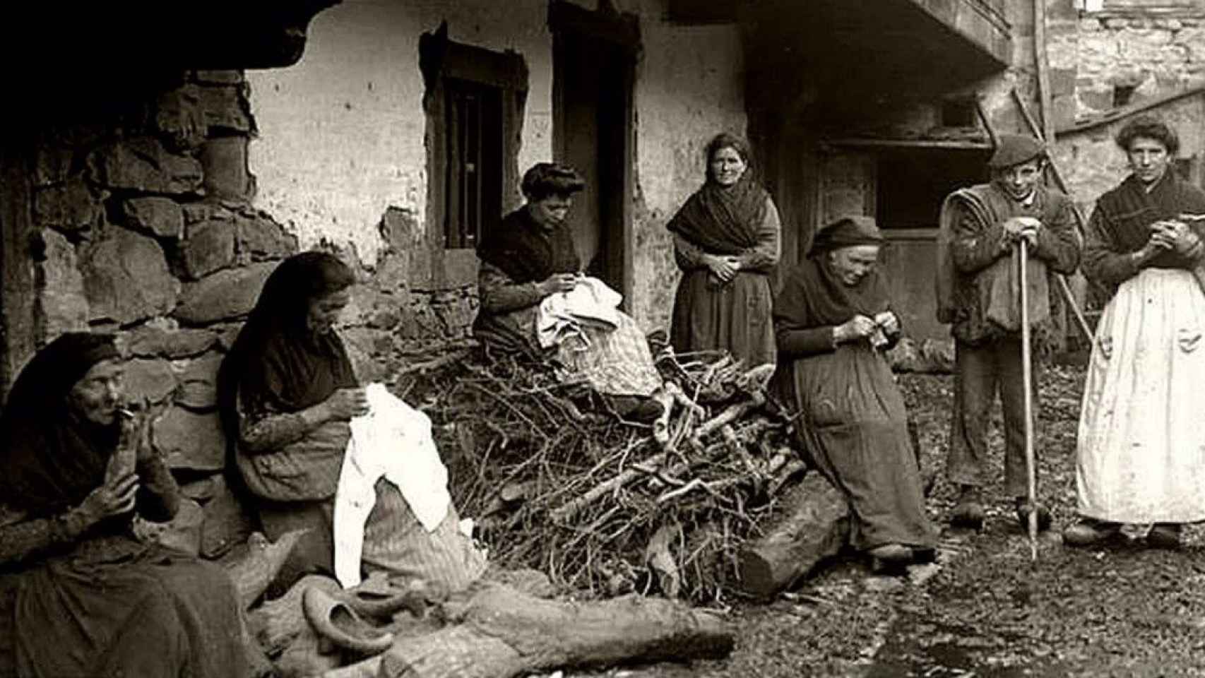 Imagen de archivo de un pueblo de España a principios del siglo XX.