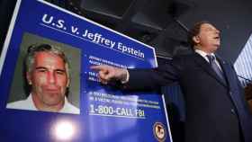 El Fiscal para el Distrito Sur de Nueva York Geoffrey Berman, señala una imagen de Jeffrey Epstein durante una rueda de prensa.