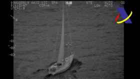 La Agencia Tributaria aborda un velero en alta mar con 5.500 kilos de hachís y detiene a dos tripulantes.