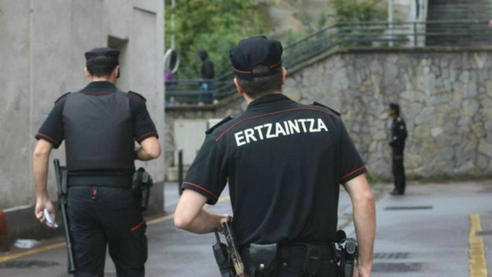 Agentes de la Ertzaintza.