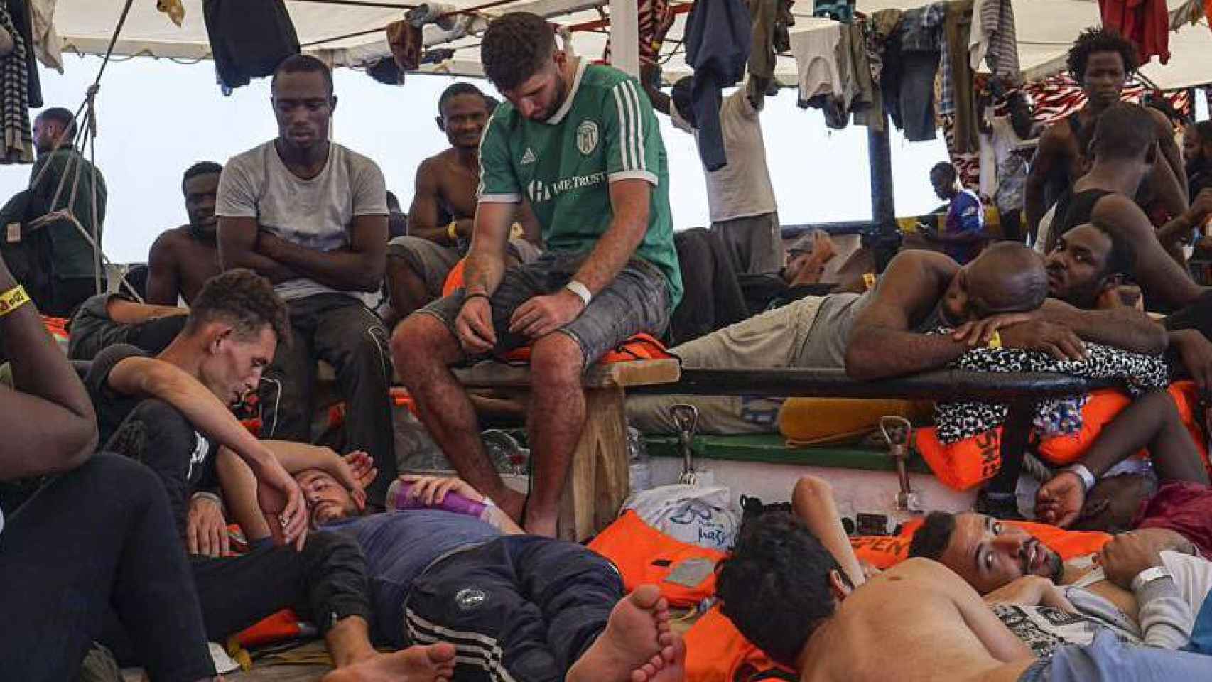 Migrantes a bordo del Open Arms .