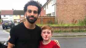 Mohamed Salah con el niño que se golpeó con una farola. Foto: Twitter (@joecooper93)