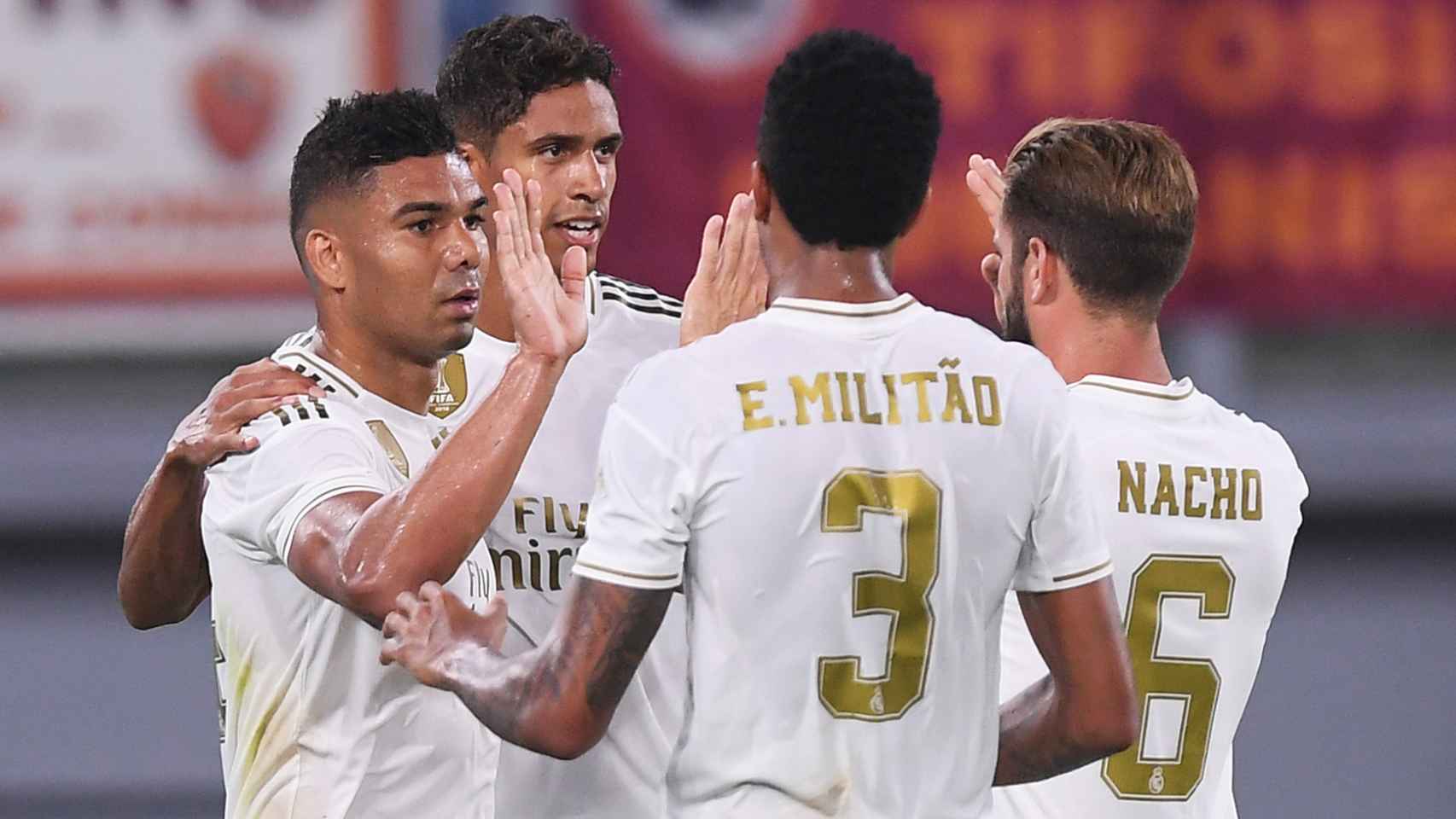 Casemiro celebra con sus compañeros su gol a la Roma