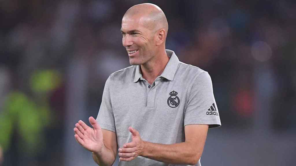 Zidane a órdenes a los jugadores del Real Madrid desde la banda