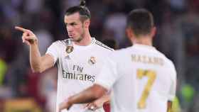 Bale dialoga con sus compañeros sobre el campo