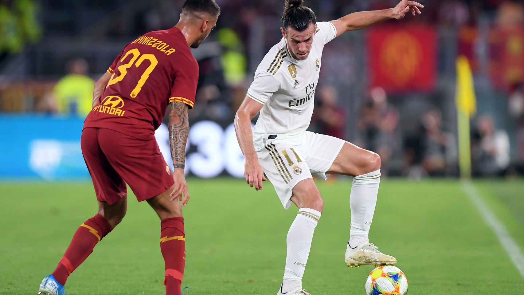 Gareth Bale controla el balón frente a un jugador de la Roma
