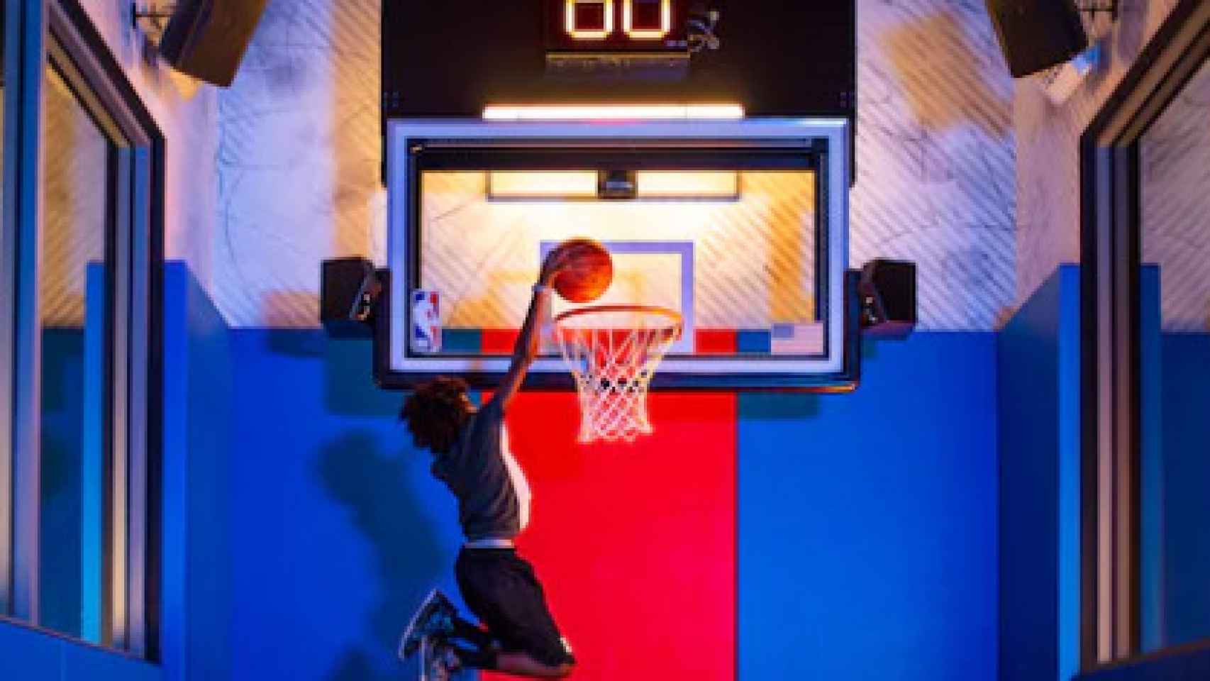 Un joven haciendo un mate en el nuevo espacio de la NBA de Disney World. Foto: disneyworld.disney.go.com