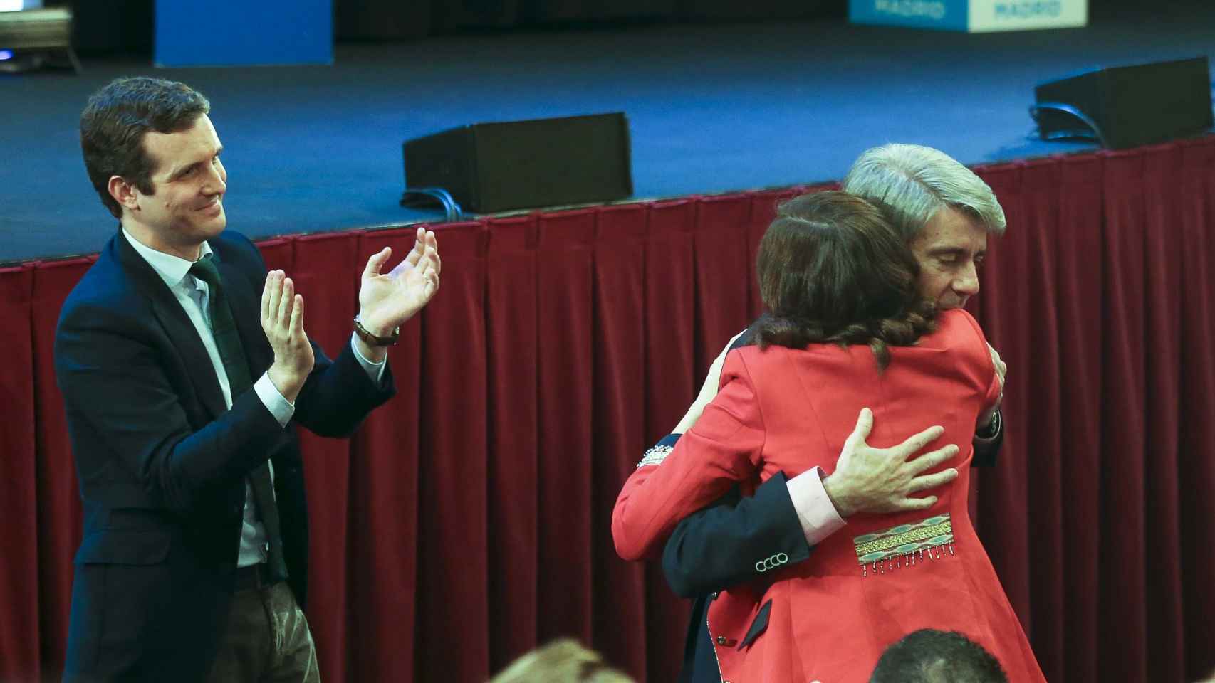 Ángel Garrido e Isabel Díaz Ayuso se abrazan frente a Pablo Casado.