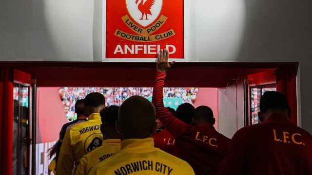 Cartel de 'This Is Anfield' a la salida del vestuario del Liverpool. Foto: Twitter (@GWijnaldum)