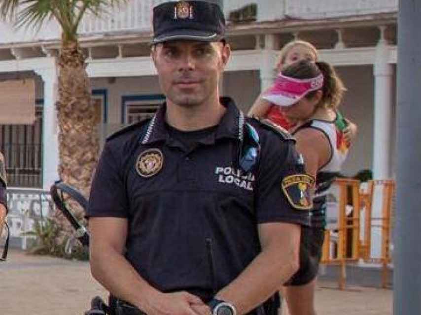 Ángel, el policía de Almenara (Castellón) que ha salvado a un padre y su hijo.