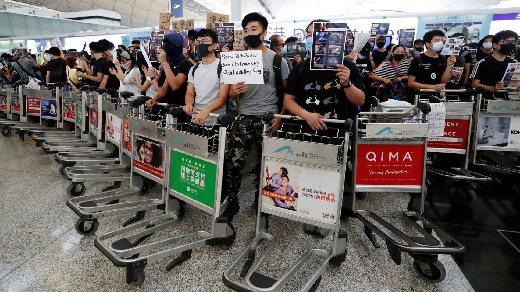 Manifestantes en el aeropuerto este martes.