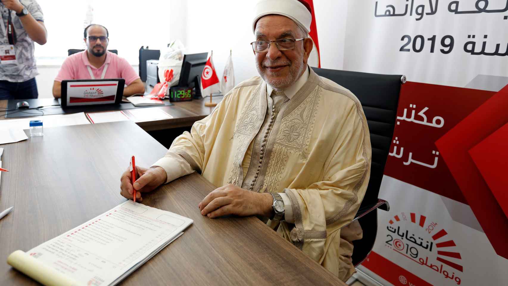 Abdelfatá Muru, del partido islamista moderado, presenta su candidatura.