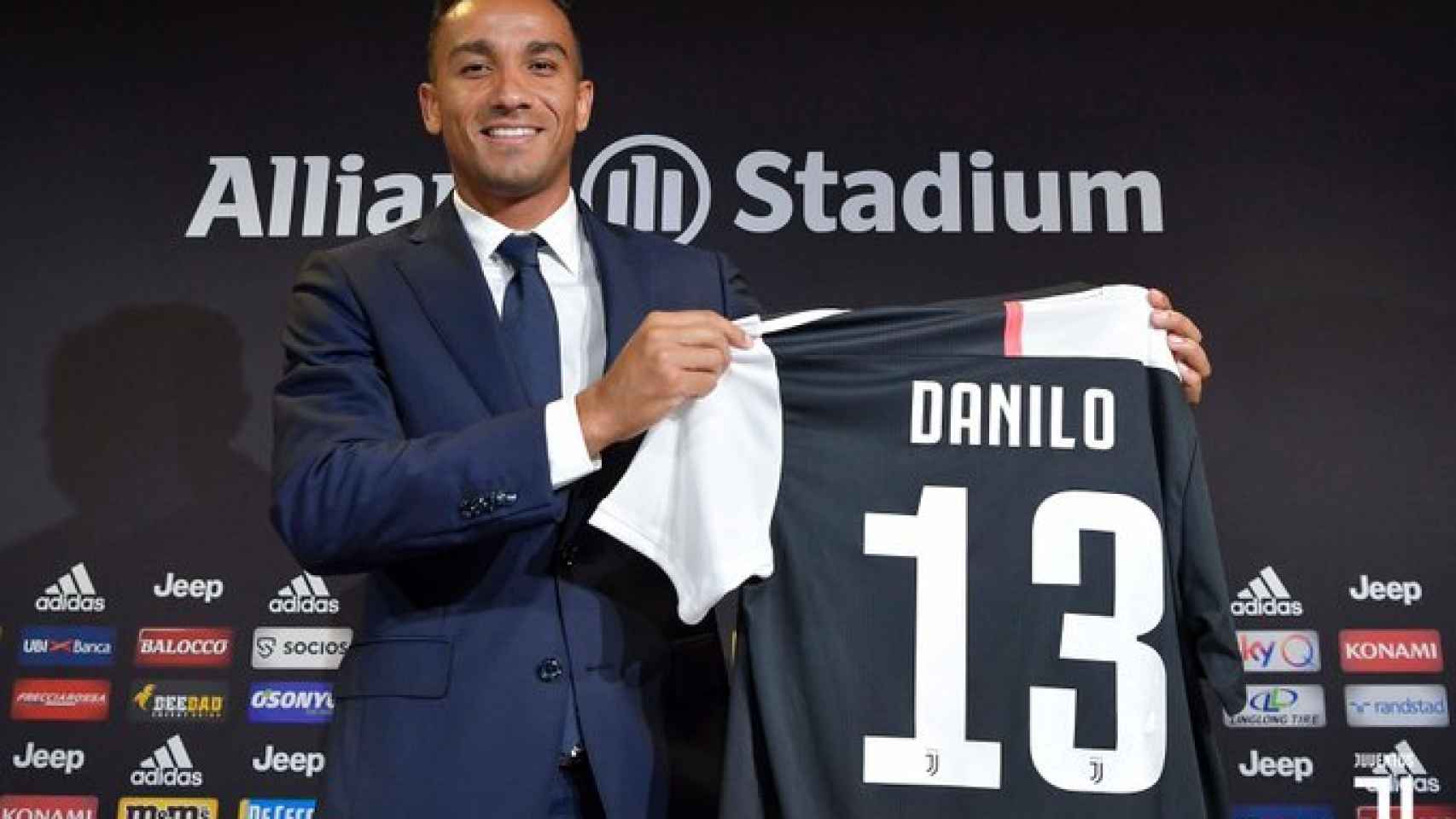 Danilo presentado como nuevo jugador de la Juventus. Foto: Twitter (@juventusfc)