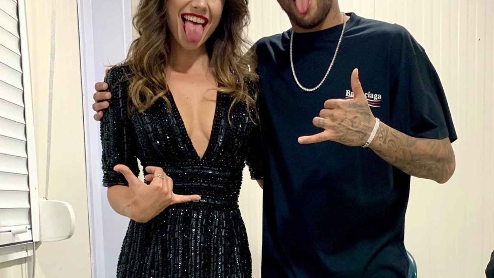 Neymar Jr. posa con la cantante Paula Fernandes. Foto: Instagram (@paulafernandes)