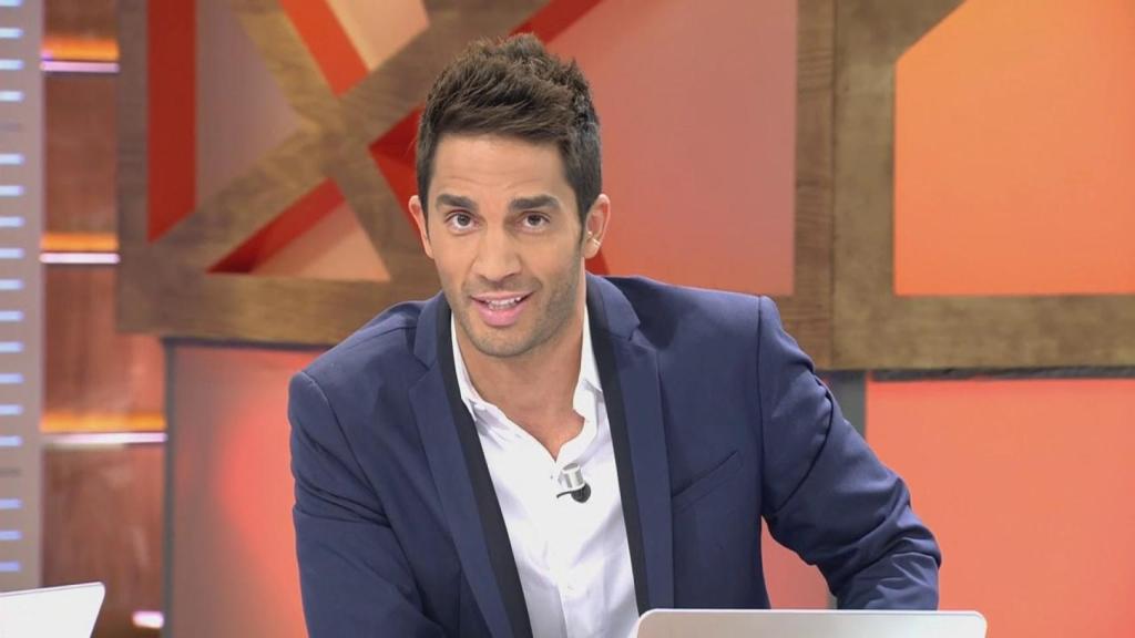 El presentador Santi Burgoa durante la emisión de un programa de 'Cuatro al día'.