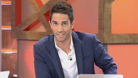 El presentador Santi Burgoa durante la emisión de un programa de 'Cuatro al día'.