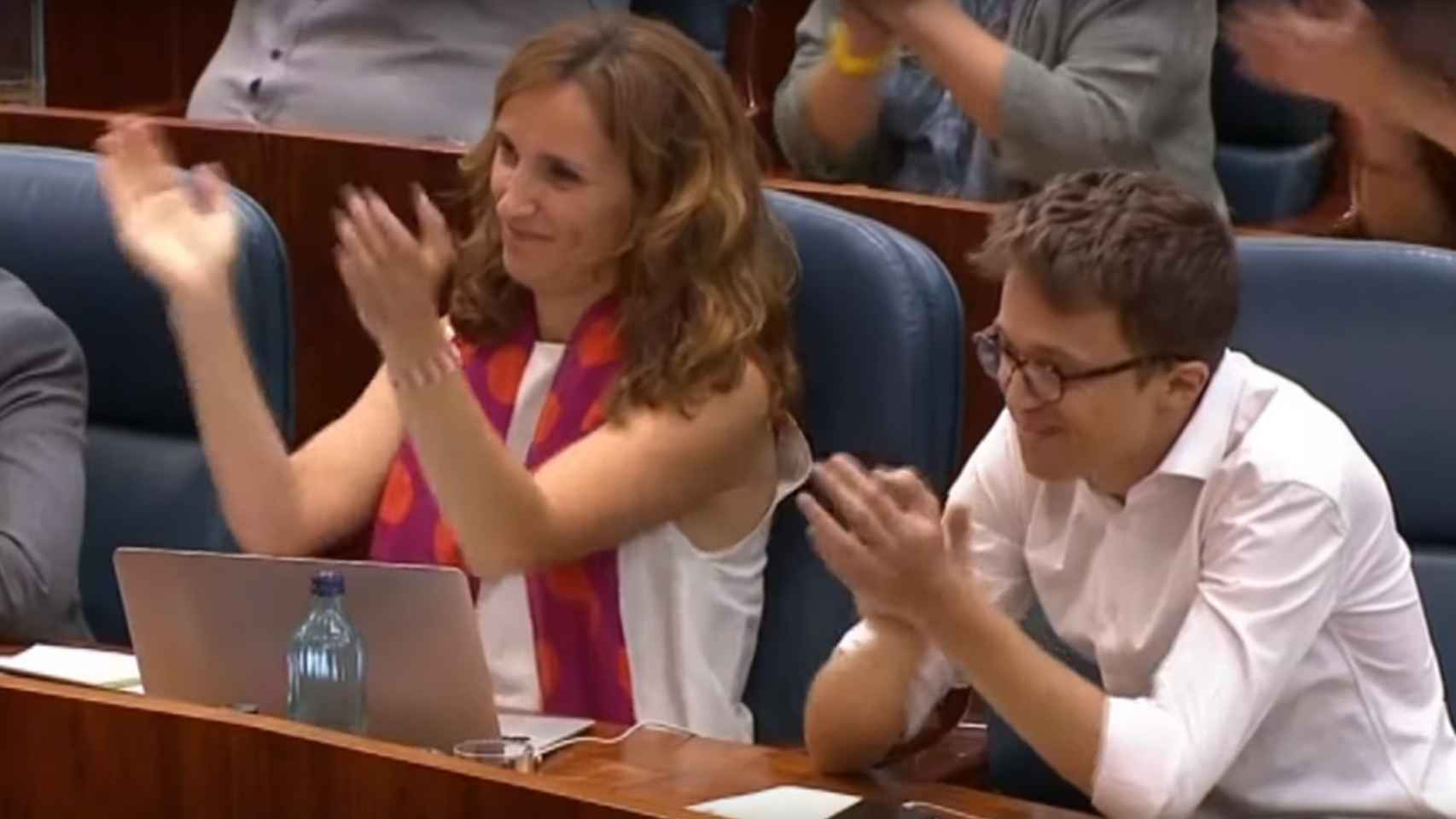 La oposición aplaude irónicamente a Ayuso durante la sesión de investidura.