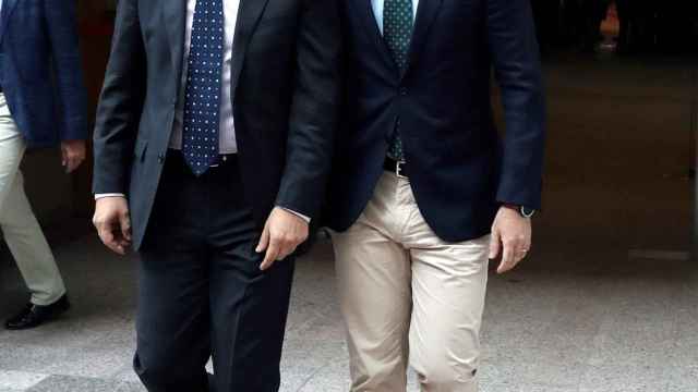 García Egea (derecha), a su llegada a la Asamblea de Madrid para el discurso de investidura de Ayuso.