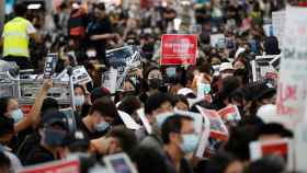 Los manifestantes hongkoneses siguen ocupando el aeropuerto.