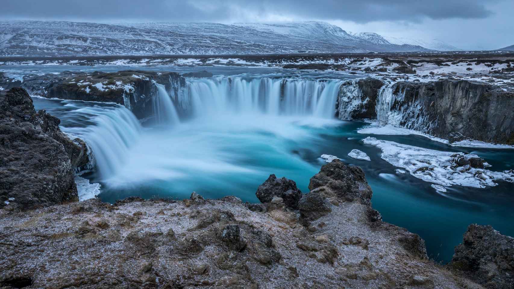 La espectacularidad de la Cascada Goðafoss y su entorno.