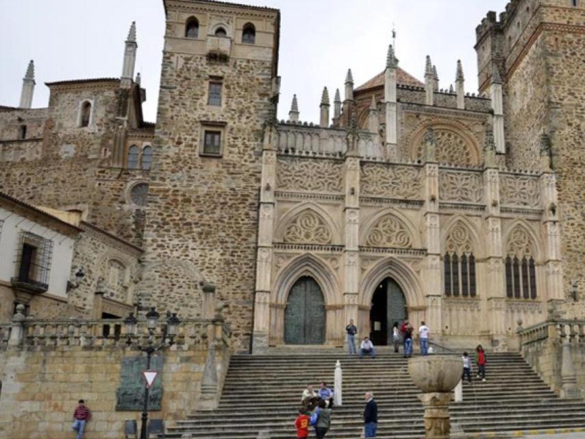 Fachada del Monasterio de Santa María de Guadalupe.