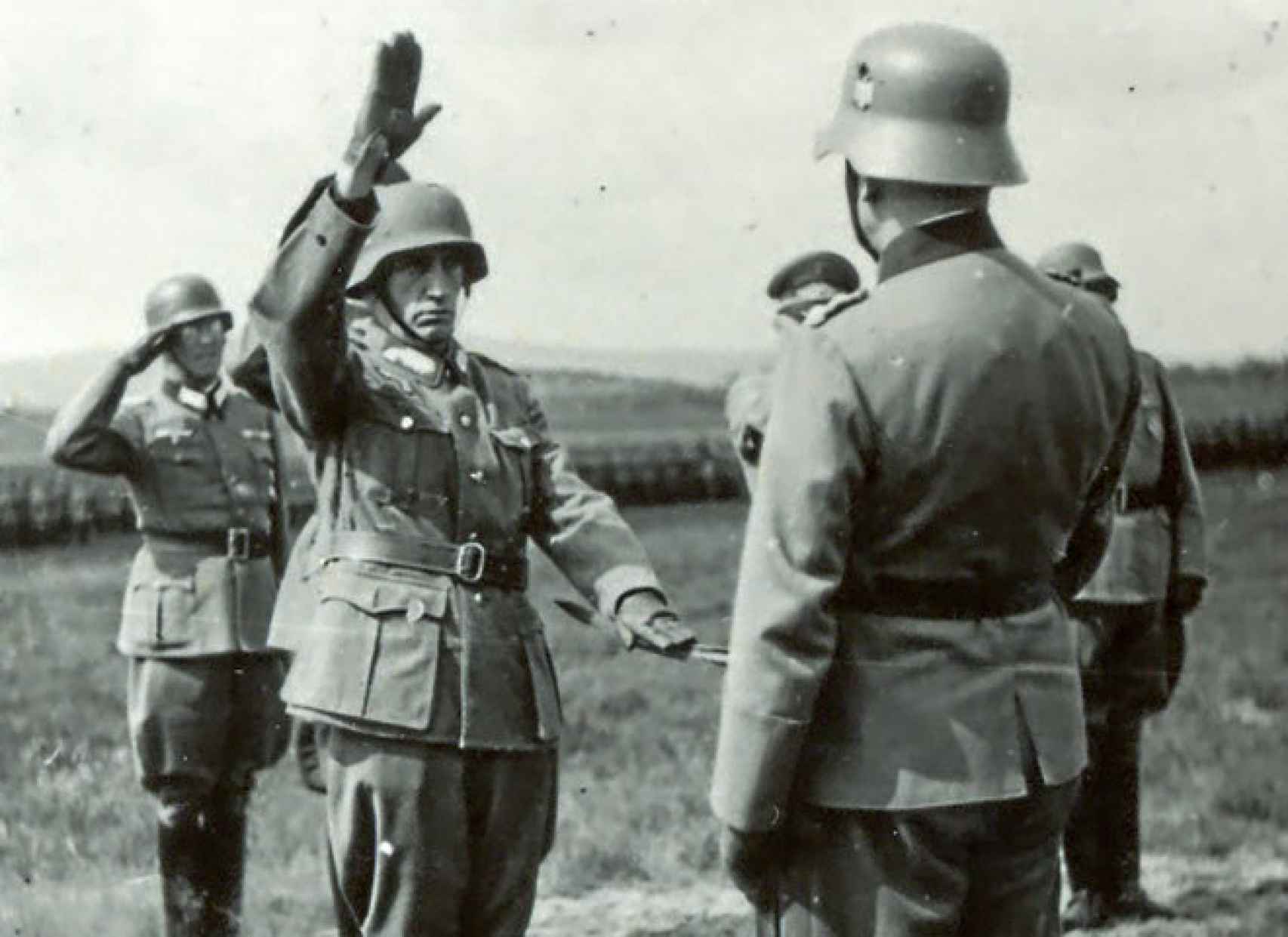 El general Cochenhausen (de espaldas) toma juramento de fidelidad al general Muñoz Grandes sobre el sable desenvainado del militar germano.