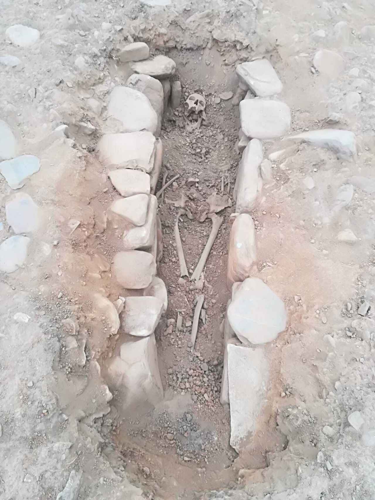 Los restos de la mujer medieval hallados en el castro de San Lourenzo.