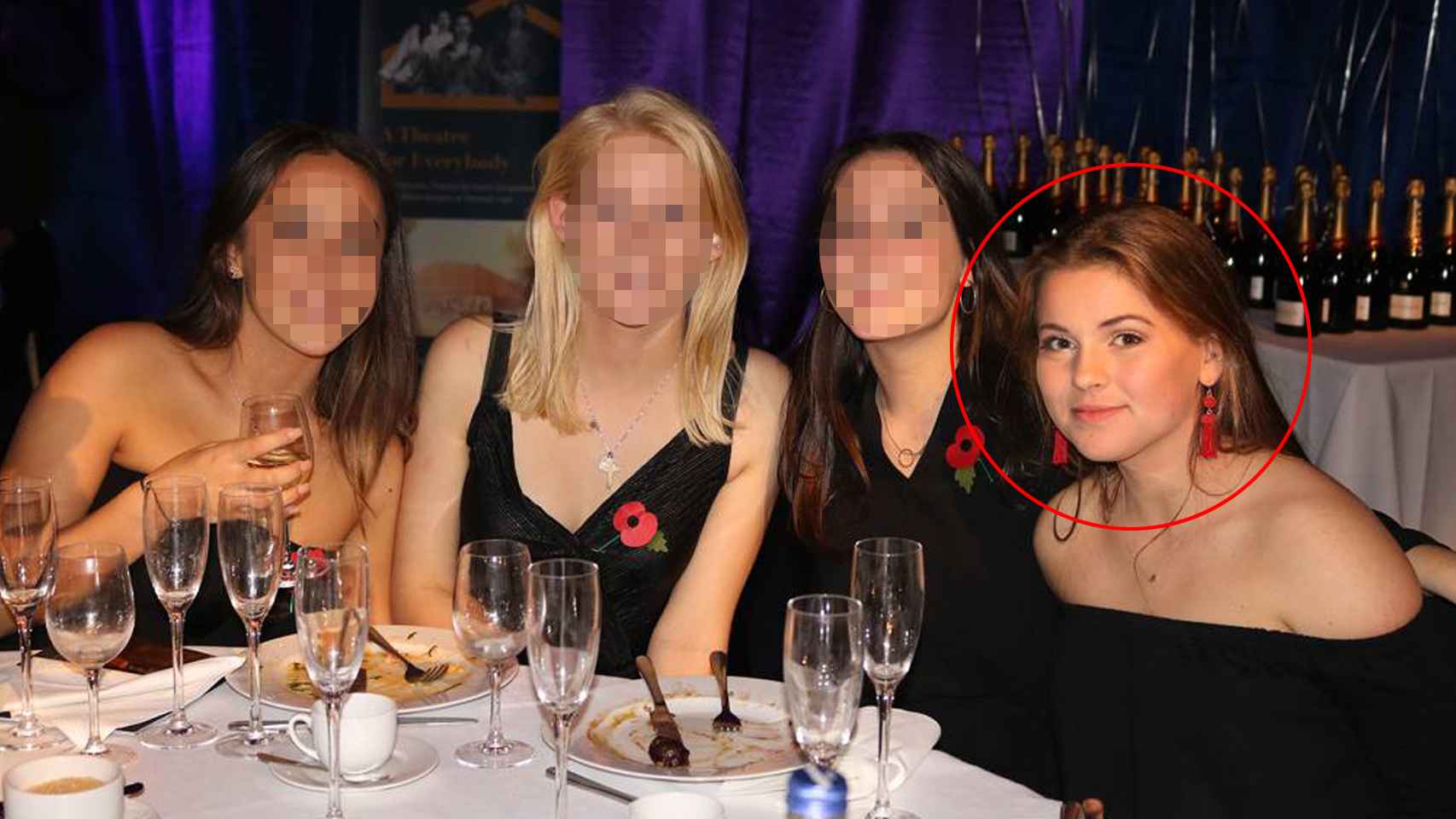 Jessie Clacher, a la izquierda, junto a unas amigas en una cena benéfica en 2017