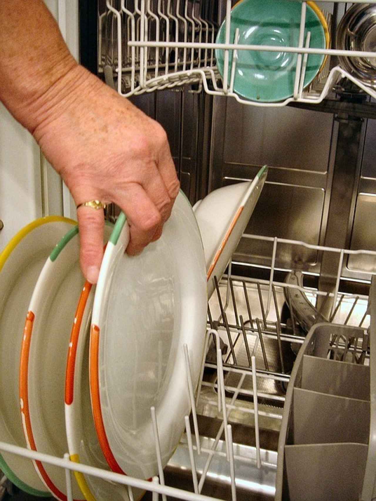 Cómo limpiar tu lavavajillas con vinagre blanco y bicarbonato