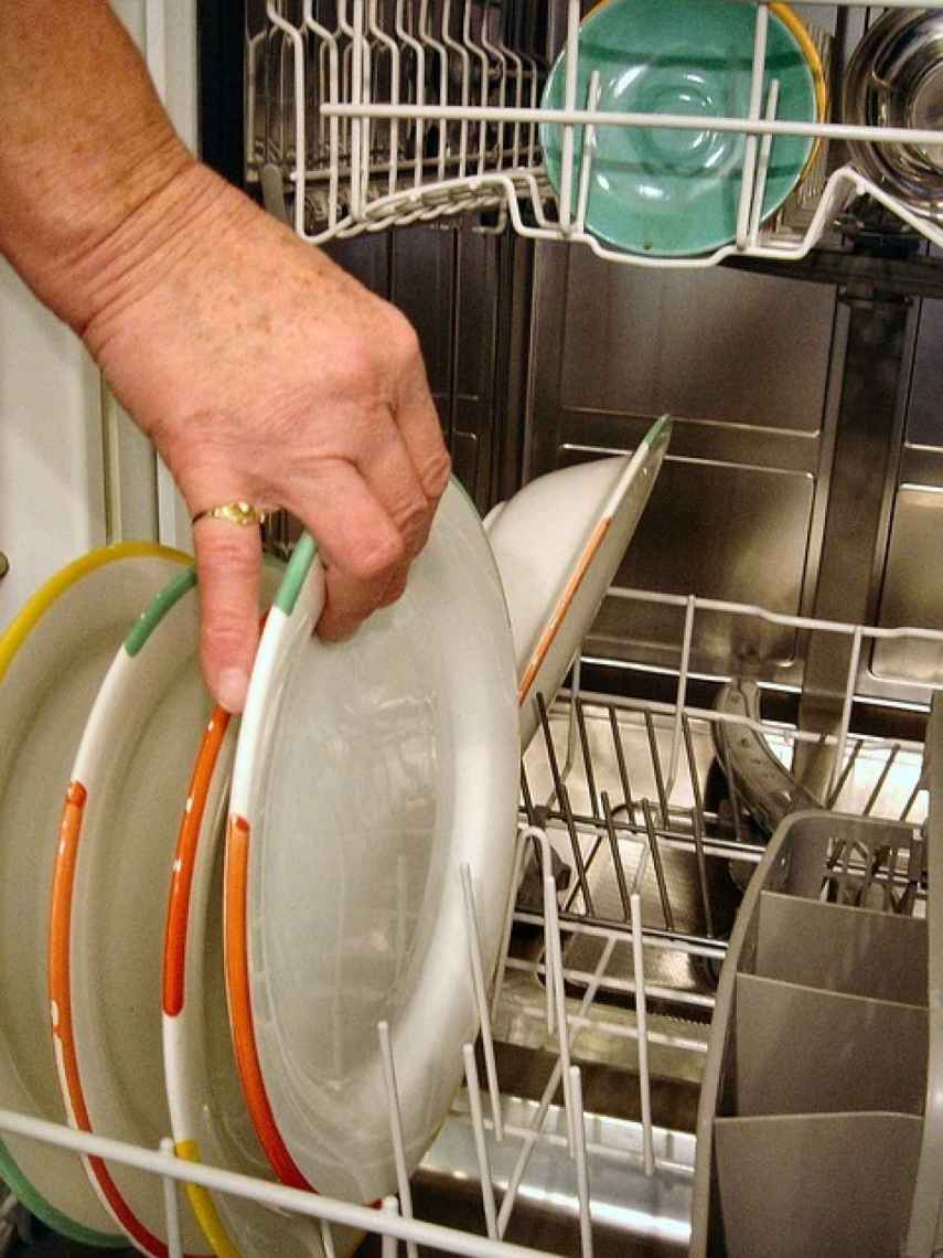 limpiar el lavavajillas: lo que debes saber para que no deje de funcionar