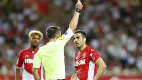 Cesc Fabregas protesta una acción al árbitro