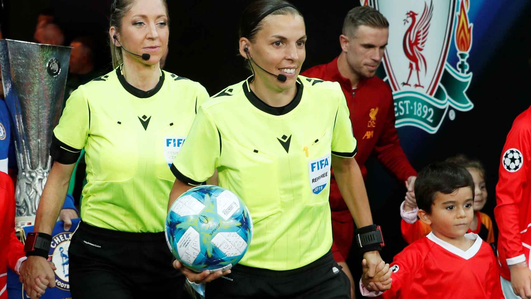 Stéphanie Frappart sale al césped del Vodafone Park para arbitrar la Supercopa de Europa