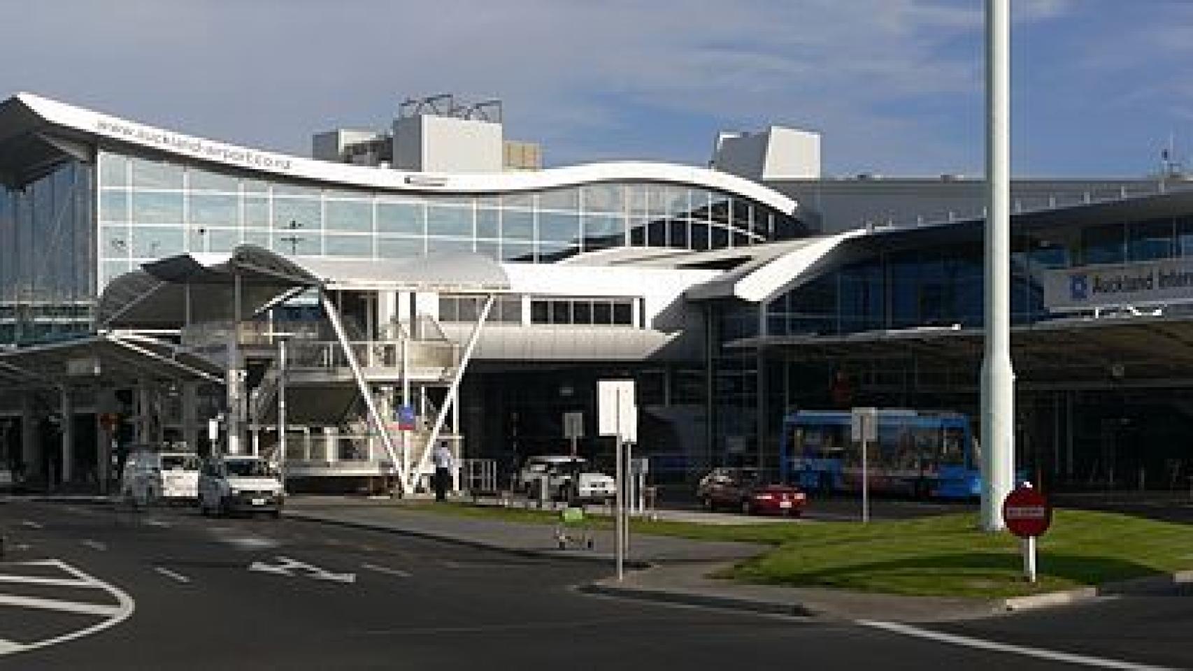 Imagen del exterior de la terminal de pasajeros del Aeropuerto Internacional de Auckland.