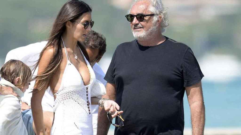 Flavio Briatore y su exmujer Elisabetta Gregoraci pasean por la playa.