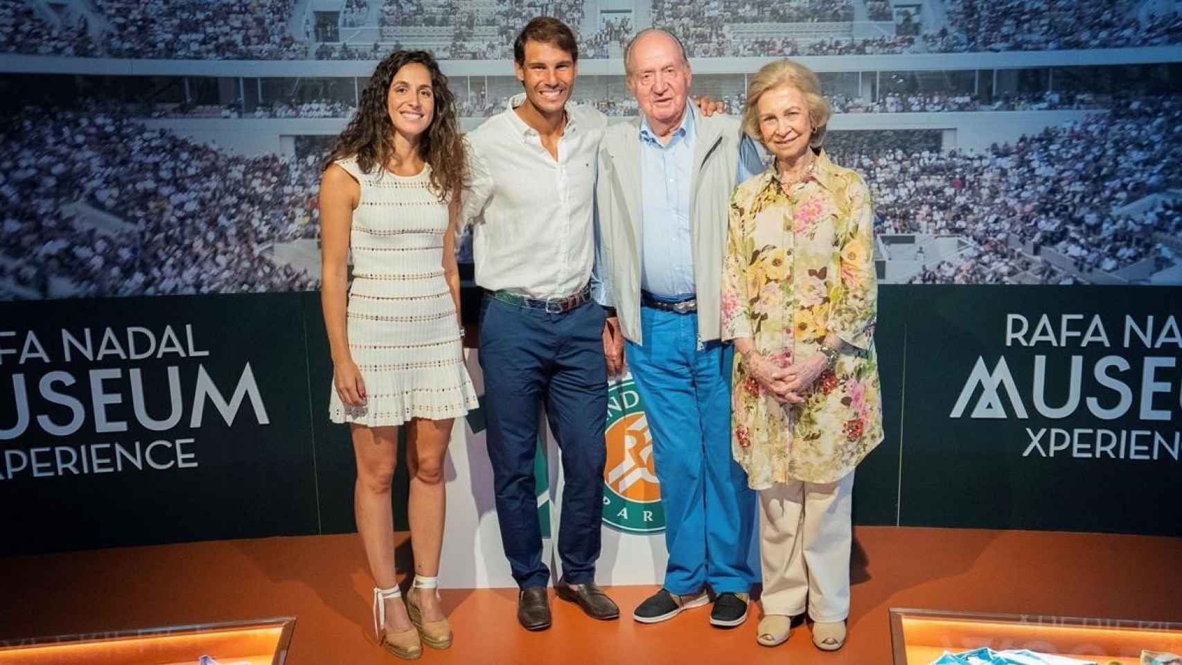 Xisca, Nadal, el rey Juan Carlos y la reina Sofía durante su visita al complejo del deportista este verano.