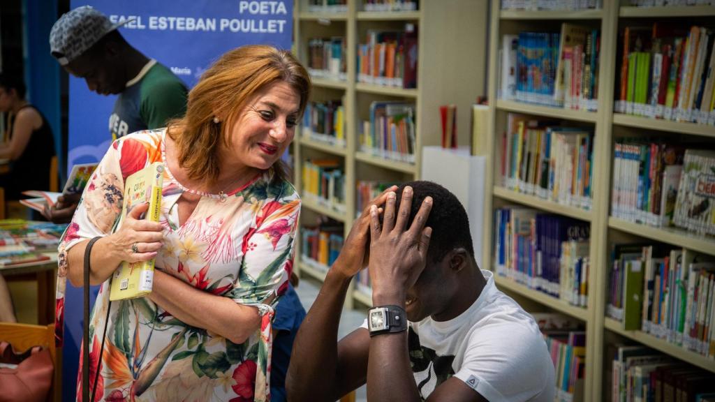 Paqui enseñando a leer a algunos de sus alumnos.